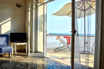 Casa Zefiro a 10mt dal mare di Lido Marini